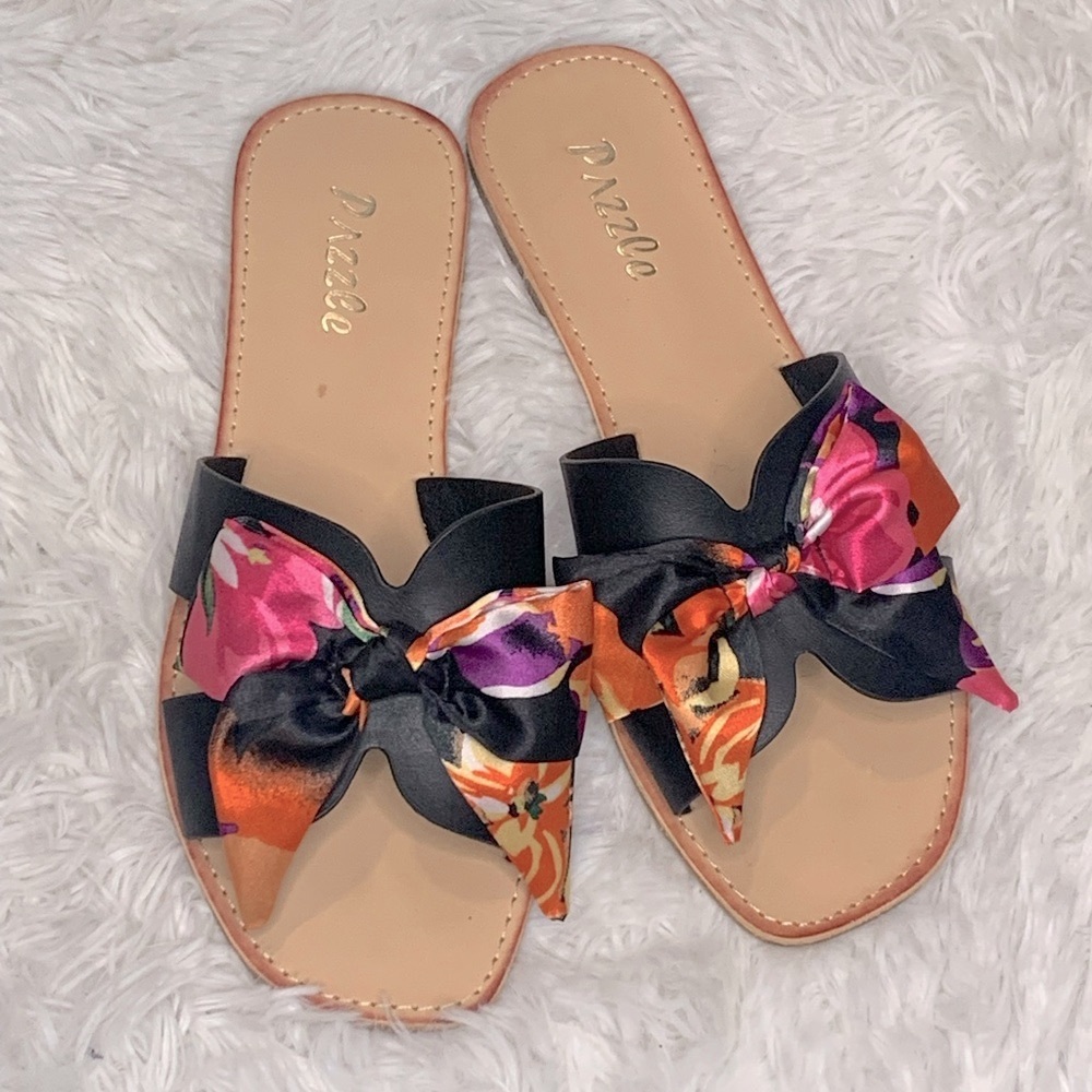 Flat slide in sandals.